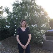 Diplômée de Lettres modernes et fascinée par les mots et leur pouvoir de communication, de persuasion, de création, je suis là